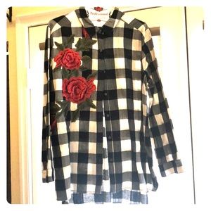 Embroider red flowers on flannel